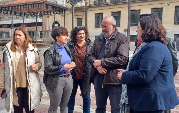 La secretaria Igualdad de la Ejecutiva del PSOE de Huelva, Conso Benítez (segunda por la izquierda), junto a socialistas onubenses.