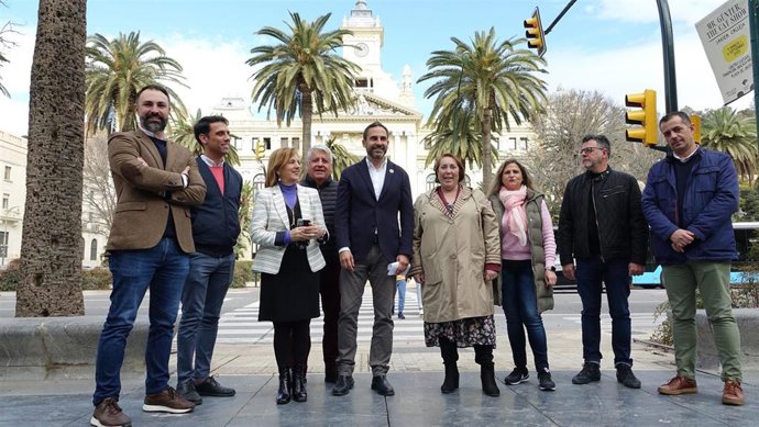 El portavoz socialista y candidato a la Alcaldía de Málaga, Daniel Pérez, junto con ediles socialistas