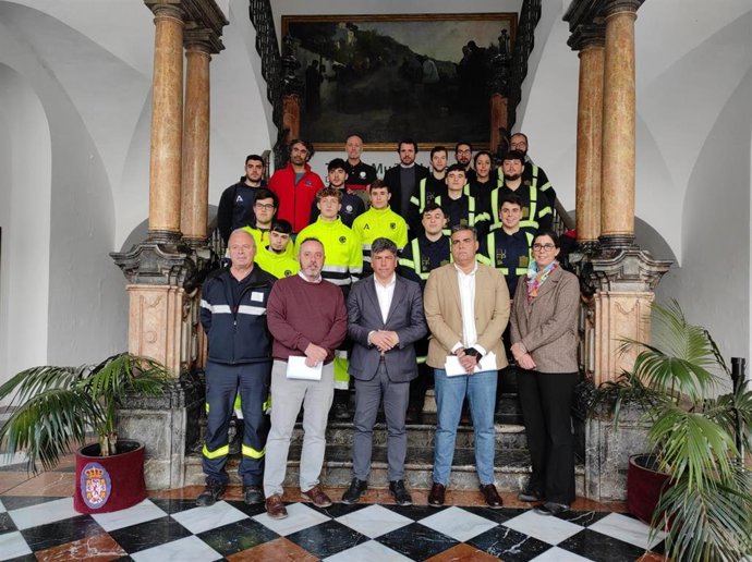 El presidente del Consorcio Provincial de Prevención y Extinción de Incendios de la Diputación de Córdoba, Rafael Llamas (centro),junto a los responsables y alumnos del CDP Albor Córdoba y el IES Galileo Galilei.