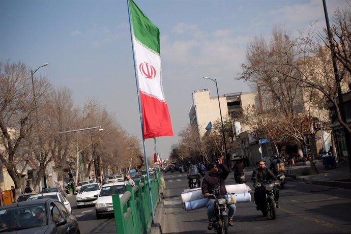 Archivo - Vehículos circulando por una calle de Teherán, Irán