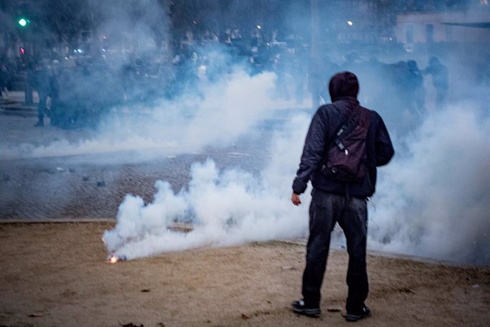 Archivo - 31 January 2023, France, Paris: Aprotester stands amid smoke from tear gas bombs fired by French police during a rally on the second day of nationwide strikes and protests over the government's proposed pension reform. Photo: Gerard Cambon/Le