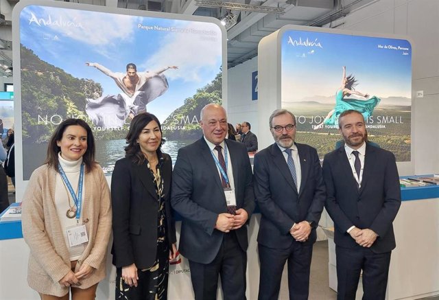 El presidente de la Diputación de Córdoba, Antonio Ruiz (centro), en el estand de Andalucía en la ITB Berlín.