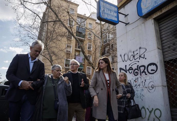 El alcalde de Valncia, Joan Ribó; la vicealcaldesa de la ciudad y edil de urbanismo, Sandra Gómez, y el vicepresidente segundo de la Generalitat y conseller de Vivienda, Hector Illueca, en la visita al barrio Virgen de los Desamparados.