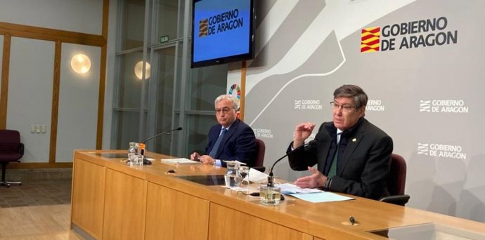 De izquierda a derecha,  el jefe de servicio de Infraestructuras Turísticas, Javier Rincón, y el vicepresidente y consejero de Industria, Competitividad y Desarrollo Empresarial del Gobierno de Aragón, Arturo Aliaga.