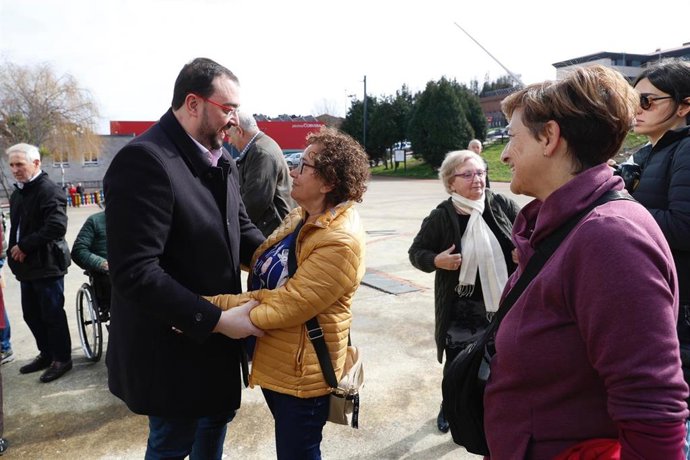 El presidente del Principado, Adrián Barbón, en un acto con personas mayores en Corvera.