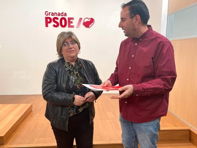 Ana Muñoz y Álex Casares, en la sede del PSOE en Granada