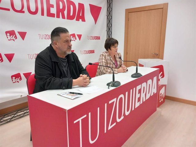 El eurodiputado de IU, Manuel Pineda, junto a la candidata a la Presidencia de La Rioja, Henar Moreno