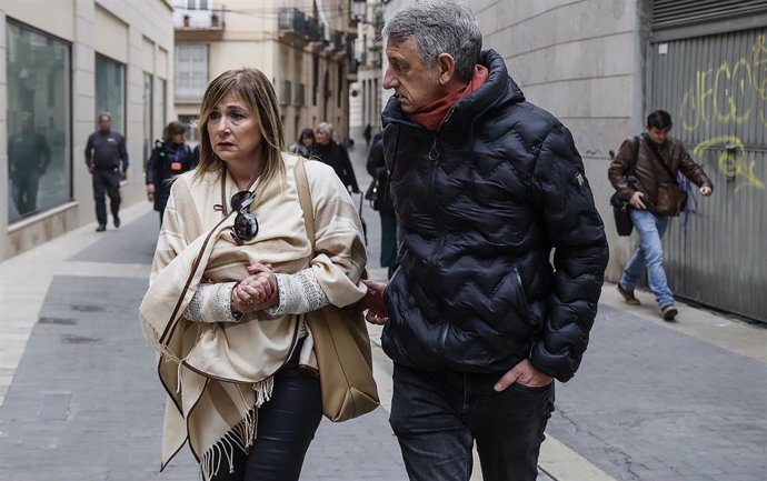 La madre de Marta Calvo, Marisol Burón, y el psicólogo Mariano Navarro a su llegada a la sede provisional del TSJCV para el recurso contra la sentencia de la Audiencia