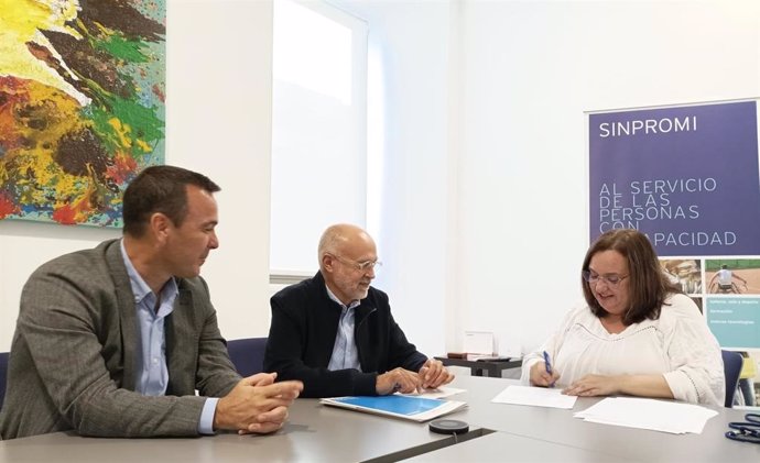 La consejera de Acción Social del Cabildo de Tenerife, Marian Franquet, en la firma del convenio con la Caixa sobre el programa 'Incorpora'
