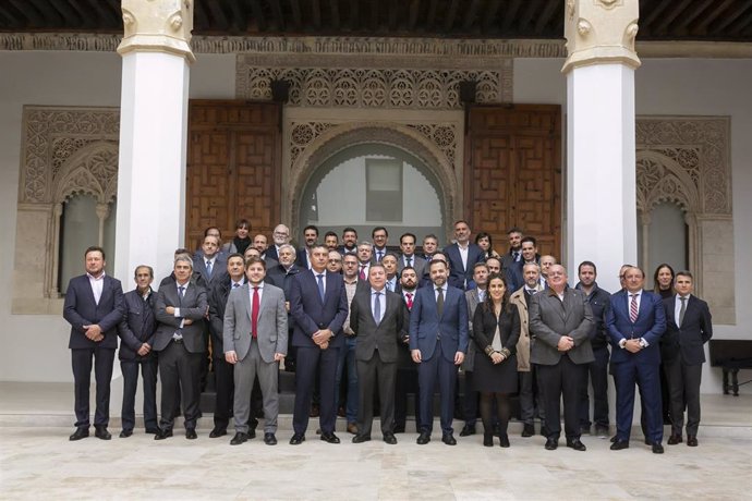 Foto de familia de la presentación del 'Plan 10.000 viviendas en Castilla-La Mancha' en el Palacio de Fuensalida