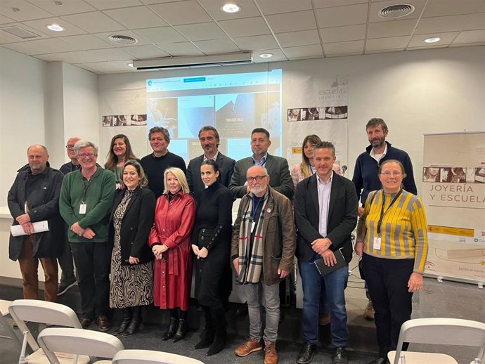 Foto de familia del proyecto de exposición de joyería y platería cordobesa.