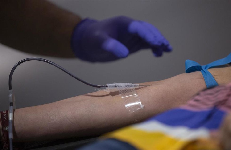 Archivo - Imagen de archivo de una donación de sangre en Sevilla.
