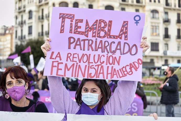 Archivo - Una mujer sostiene una pancarta en una manifestación por el 8M, Día Internacional de la Mujer, desde Puertochico al Ayuntamiento de Santander, a 8 de marzo de 2022, en Santander, Cantabria (España). 