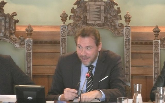 El alcalde de Valladolid, Óscar Puente, instantes después de que los nueve miembros del Grupo Municipal Popular abandonasen el Pleno del Ayuntamiento.