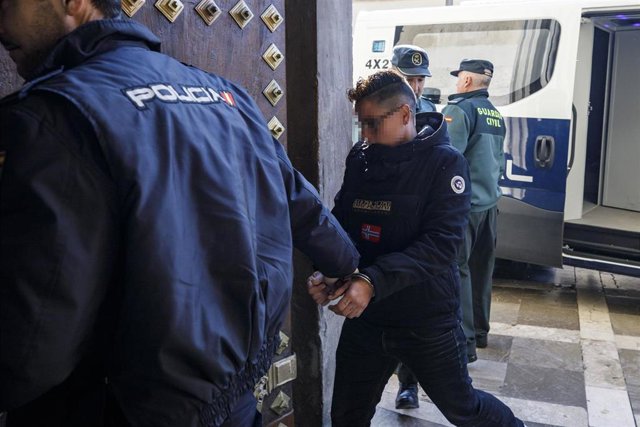 La mujer acusada de matar a su novia en Motril (Granada) entrando a los juzgados el día del juicio. Archivo.