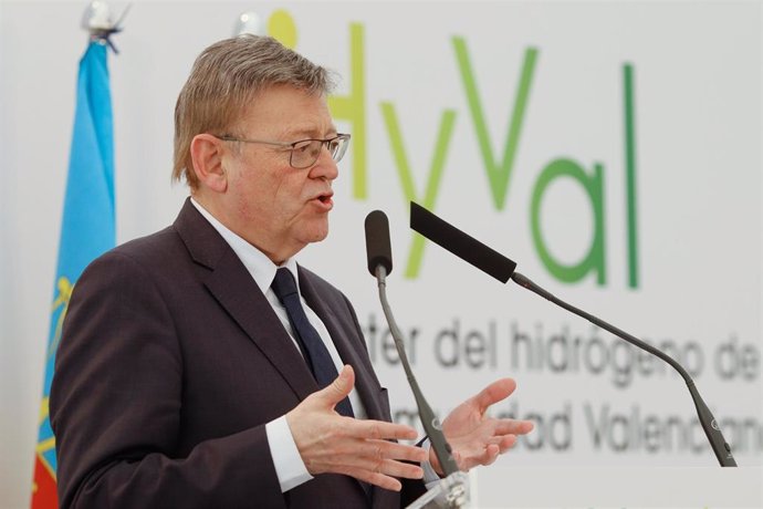 El president de la Generalitat Valenciana, Ximo Puig, interviene durante la presentación HyVal, el Clúster del hidrógeno de la Comunidad Valenciana, en la Refinería BP, a 28 de febrero de 2023, en Castellón de la Plana, Comunidad Valenciana (España). El