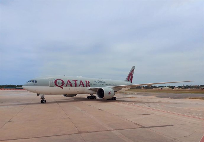 Archivo - Imagen de archivo de un avión de Qatar Airways.