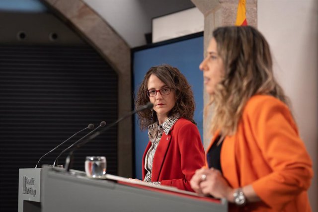 La portavoz del Govern, Patrícia Plaja (d), ofrece una rueda de prensa tras el Consell Executiu semanal, en el Palau de la Generalitat, a 7 de marzo de 2023, en Barcelona, Catalunya (España).