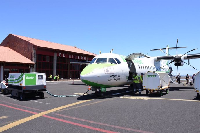 Archivo - Avión de la compañía Binter Canarias en el Aeropuerto de El Hierro