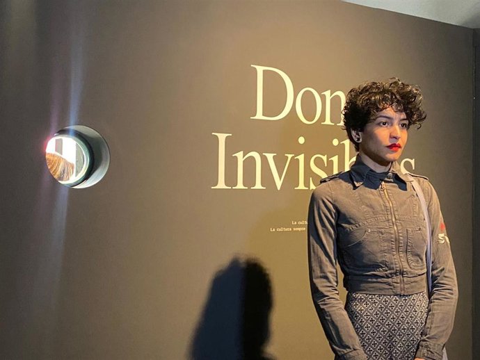 La fotógrafa y participante del proyecto 'Traspassant l'Objectiu', Camila Oliveira, en la presentación de la exhibición 'Dones invisibles'