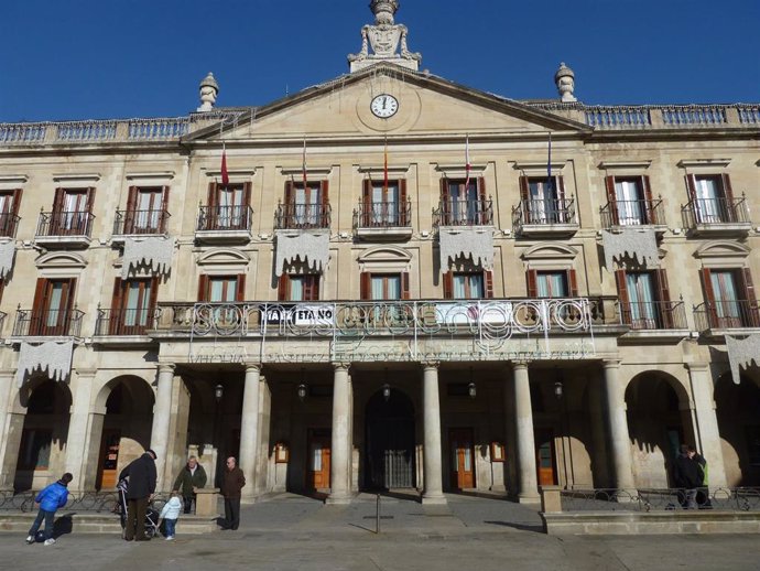 Archivo - Vitoria iluminará de morado la fachada del Ayuntamiento