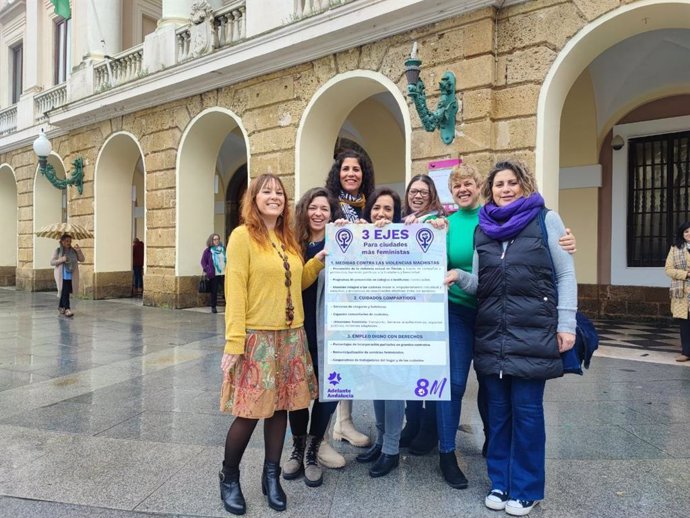 Concejales de Adelante Andalucía presentando las medidas por el 8M en Cádiz.