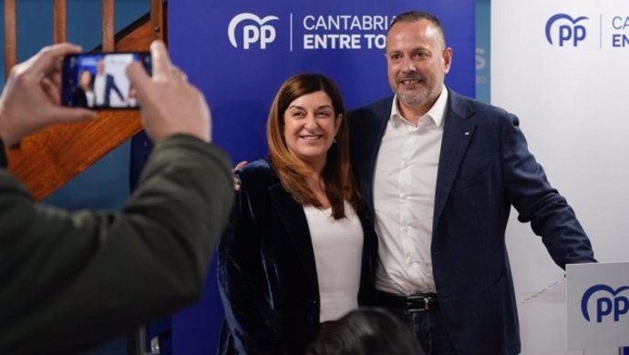 La presidenta del Partido Popular, María José Sáenz de Buruaga, con el candidato de Astillero, José Antonio García