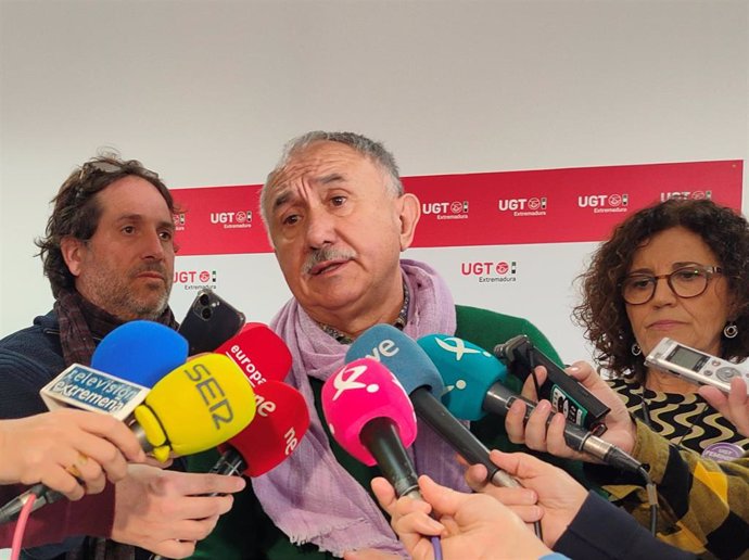 El secretario general de UGT, Pepe Álvarez, en declaraciones a los medios en Mérida.E