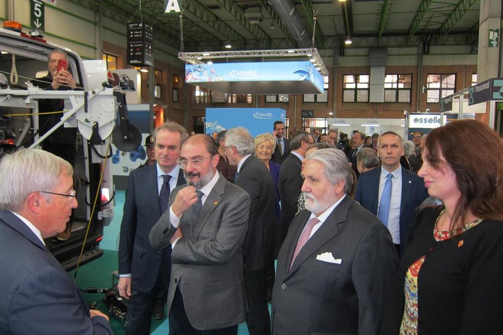El presidente del Gobierno de Aragón, Javier Lambán, el presidente de Feria Zaragoza, Manuel Teruel, y la consejera de Economía, Innovación y Empleo del Ayuntamiento de Zaragoza, Carmen Herrarte, visitan SMAGUA, en el día de su inauguración.