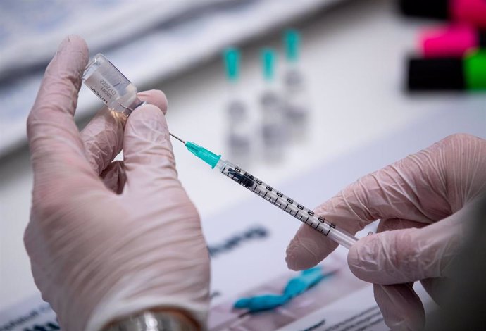 Archivo - Un profesional sanitario prepara una dosis de la vacuna contra la COVID-19, foto de recurso