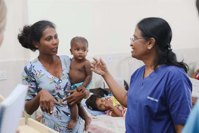 La doctora Shanthini Ganeshan (d) habla con la madre de un paciente en el hospital de Kalubowila, Colombo, en Sri Lanka