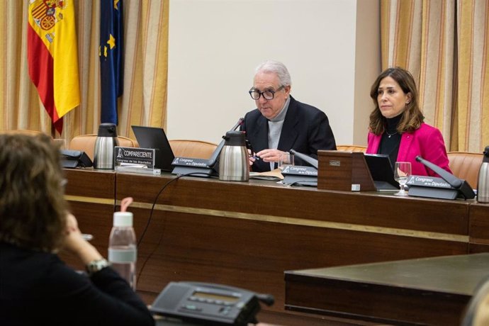 Enrique Castellón,  presidente de Cross Road Biotech, y Rosa Romero, presidenta de la Comisión de Sanidad y Consumo del Congreso de los Diputados.