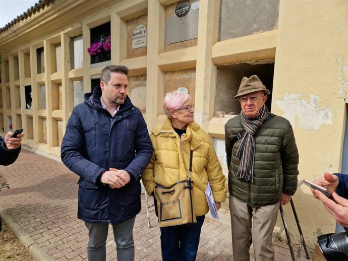 El alcalde de Tudela, Alejandro Toquero (i), confirma que los supuestos restos de Joaquín Gaztambide, alojados en un nicho del Cementerio Municipal de Tudela, no pertenecen al músico tudelano.