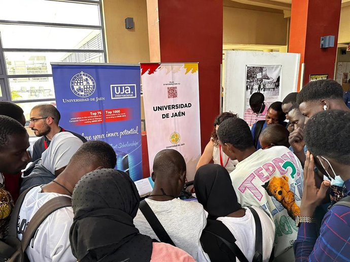 Expositor de la UJA en la feria.