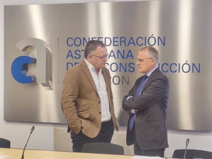 Joel García y Diego Canga en la sede de la Confederación Asturiana de la Construcción