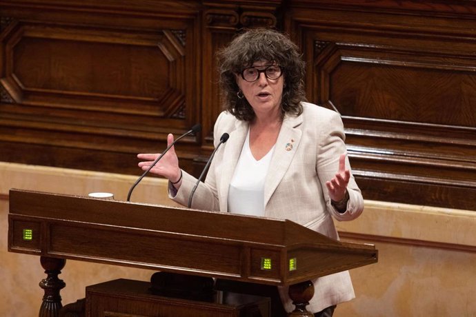 Archivo - La consellera de Acción Climática, Alimentación y Agenda Rural, Teresa Jord, interviene durante una sesión plenaria en el Parlament, a 24 de enero de 2023, en Barcelona, Catalunya (España). 