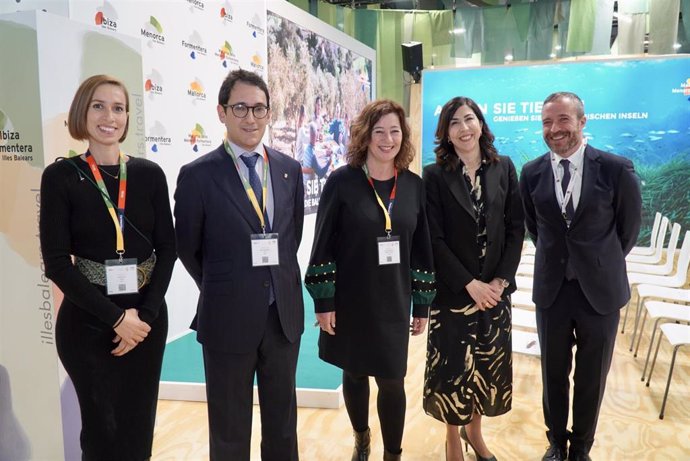 La presidenta del Govern, Francina Armengol (centro de la imagen), junto a la secretaria de Estado de Turismo, Rosana Morillo, y el conseller de Turismo, Iago Negueruela, entre otros, en la feria ITB de Berlín 2023.