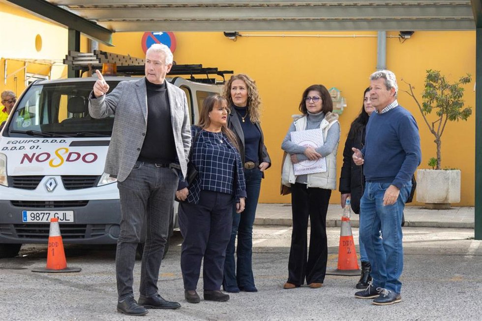 El candidato del CS a la Alcaldía de Sevilla visita las instalaciones del Zoosanitario.