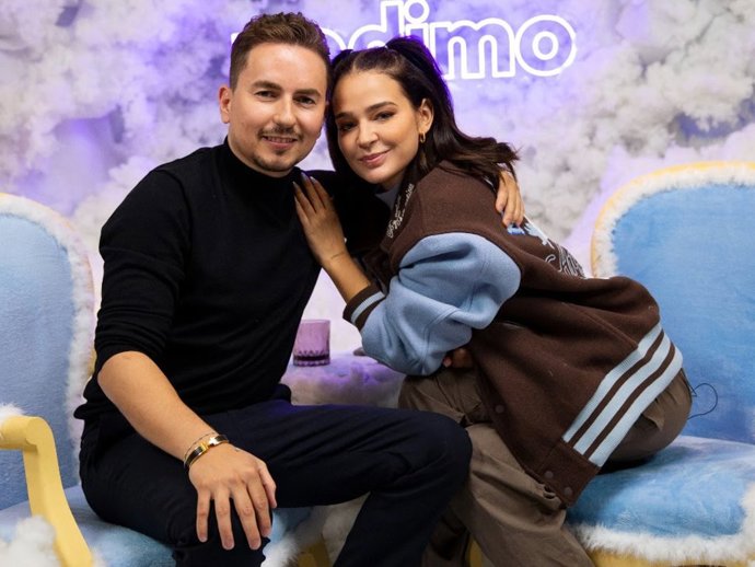 Laura Escanes con Jorge Lorenzo, el último invitado a su podcast, 'Entre el cielo y las nubes'
