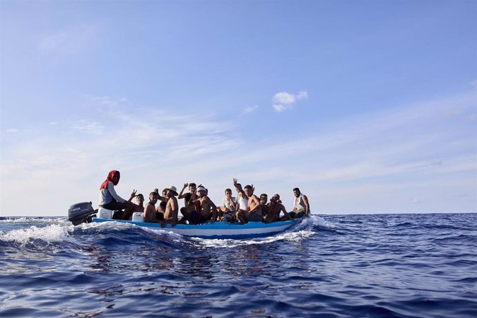 Archivo - Un grupo de migrantes cruza el Mediterráneo en una pequeña barca pesquera (archivo).