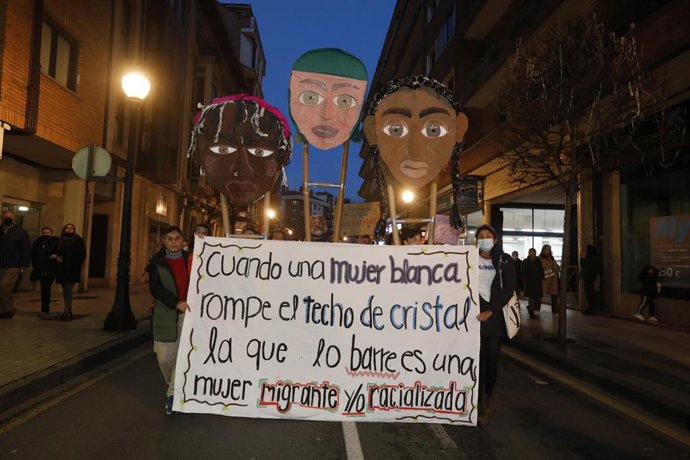 Archivo - Imagen de archivo de una pancarta en una manifestación por el 8M