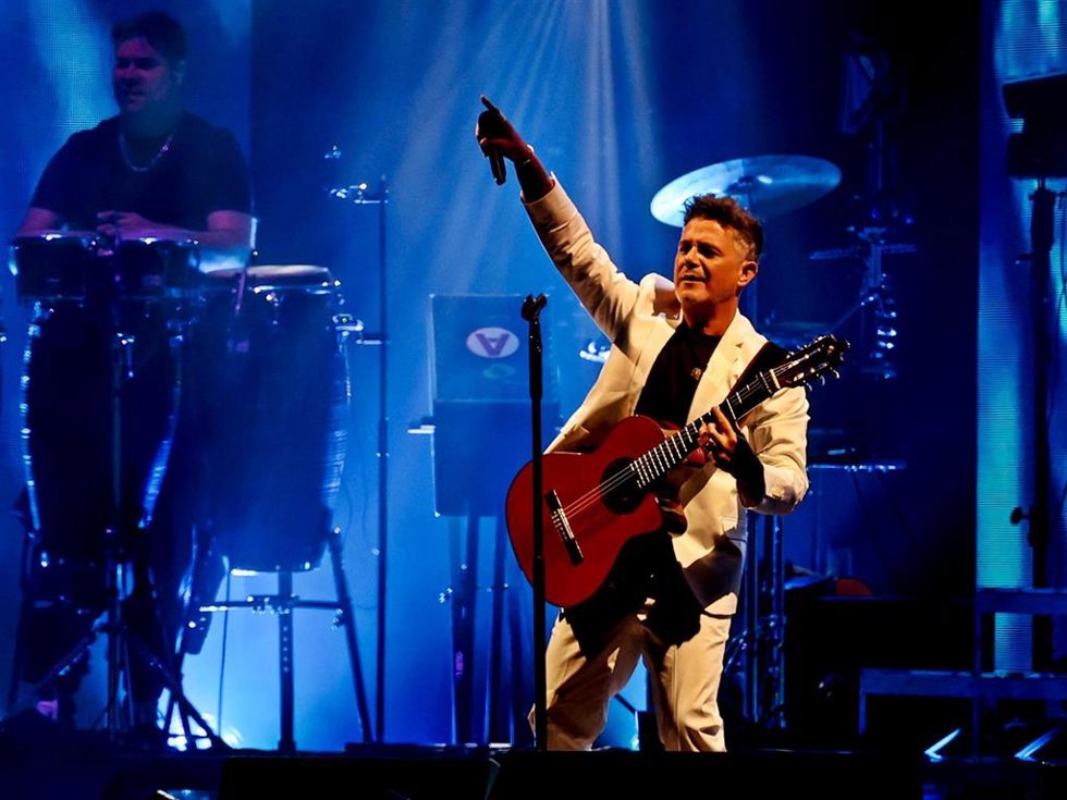 Archivo - El cantante Alejandro Sanz durante un concierto en el Wanda Metropolitano, a 4 de junio de 2022, en Madrid.