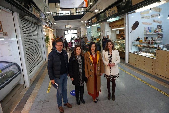 La delegada de Empleo, Empresa y Trabajo Autónomo de la Junta en Córdoba, María Dolores Gálvez (segunda por la dcha.), en su visita a Lucena.