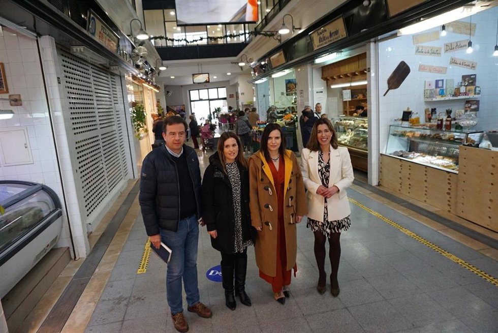 La delegada de Empleo, Empresa y Trabajo Autónomo de la Junta en Córdoba, María Dolores Gálvez (segunda por la dcha.), en su visita a Lucena.