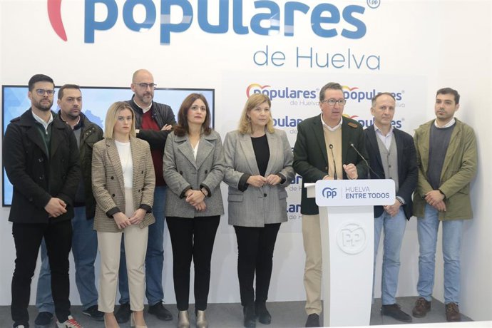 González, acompañado por los portavoces y candidatos populares de municipios de la Corona Norte.