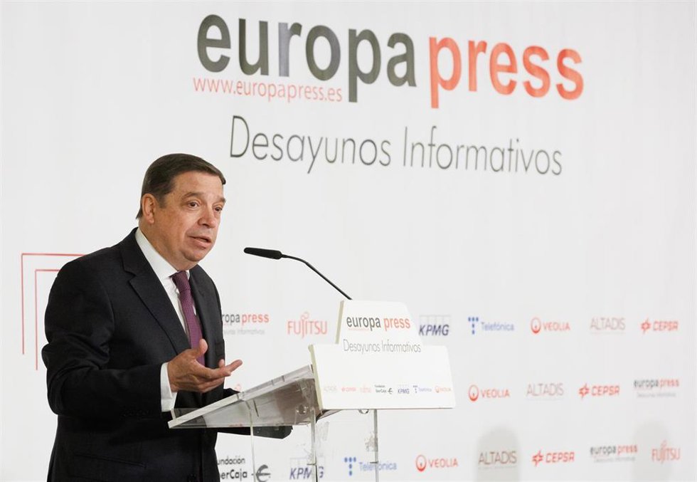 El ministro de Agricultura, Pesca, Alimentación y Medio Ambiente, Luis Planas, interviene durante un desayuno informativo de Europa Press