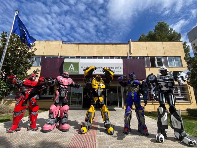Los robots 'Transformers' en su visita al Hospital Reina Sofía.