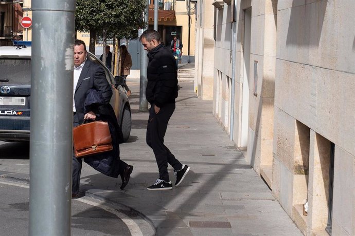 El concejal del grupo municipal de Ciudadanos (Cs) en el Ayuntamiento de Teruel, Carlos Aranda (d), a su salida de declarar del juzgado de Primera Instancia e Instrucción número 3, a 20 de febrero del 2023.