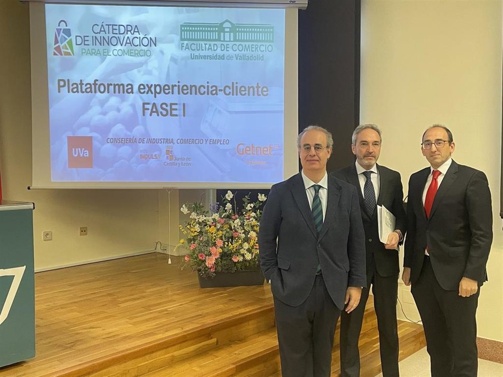 El secretario general de la Consejería, Alberto Díaz Pico (en el centro), el decano de la Facultad de Comercio de la Universidad de Valladolid, Jose Antonio Salvador Insúa (izq), y el director Territorial del Banco Santander Francisco Javier Martín.