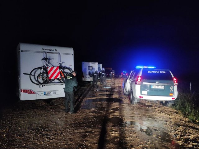 Desmantelado un campamento ilegal con más 100 caravanas asentadas en un paraje de Tarifa